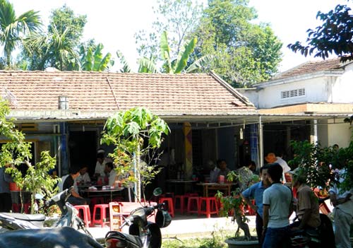 Bị ong vò vẽ đốt, 1 người tử vong - 1