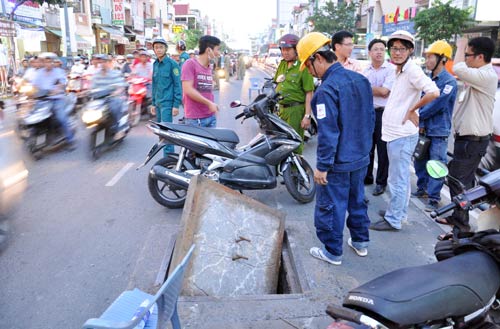 TP.HCM: Cống trên đường phát nổ, người dân tháo chạy - 1