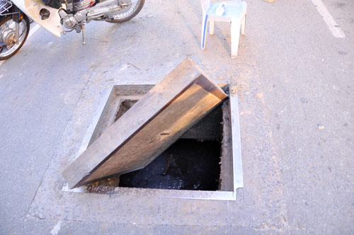 TP.HCM: Cống trên đường phát nổ, người dân tháo chạy - 2