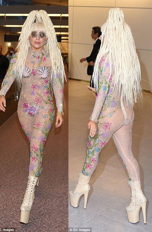 Lady Gaga che ngực bằng vỏ sò ở sân bay Nhật Bản - 4