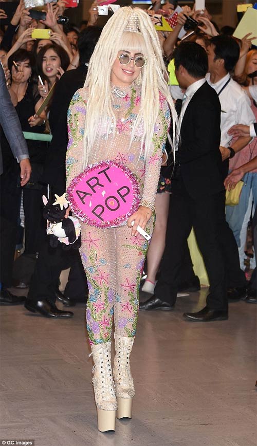 Lady Gaga che ngực bằng vỏ sò ở sân bay Nhật Bản - 1