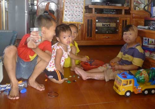 Nghẹn lòng cuộc sống cháu bé bị bố đốt 3 năm trước - 10