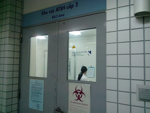 Việt Nam không cần nhờ nước ngoài xét nghiệm Ebola - 1