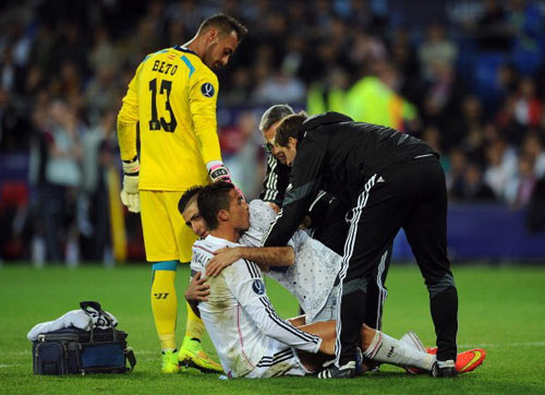 Fan cuồng lẻn xuống sân "cưỡng hôn" Ronaldo - 1