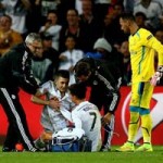 Bóng đá - Fan cuồng lẻn xuống sân &quot;cưỡng hôn&quot; Ronaldo