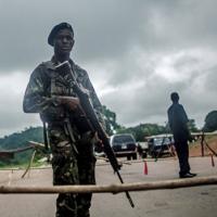 Tây Phi: Đối phó Ebola bằng hàng rào, súng đạn