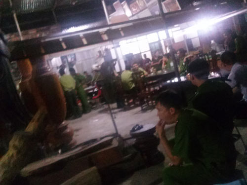 Hàng trăm cảnh sát đột kích bắt “trùm” buôn gỗ Bắc Ninh - 1