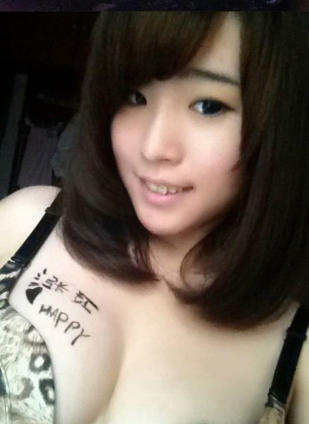 TQ: Rộ mốt viết chữ lên ngực để chụp ảnh “tự sướng” - 1