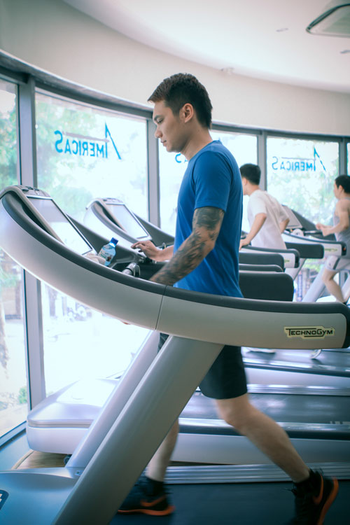 Khắc Việt tập gym chuẩn bị cho “Yêu” - 2