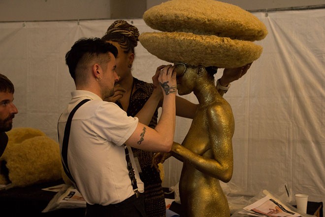 Hậu trường ăn vội, ngủ vạ vật của mẫu quốc tế - 9