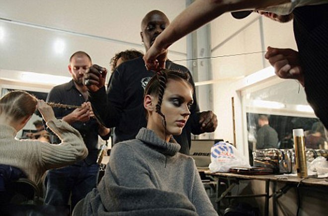 Hậu trường ăn vội, ngủ vạ vật của mẫu quốc tế - 10