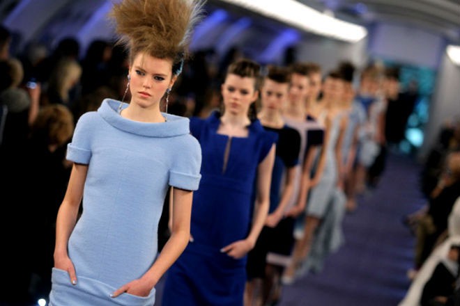 Hậu trường ăn vội, ngủ vạ vật của mẫu quốc tế - 17