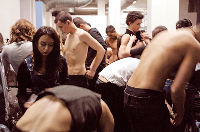 Hậu trường ăn vội, ngủ vạ vật của mẫu quốc tế - 4