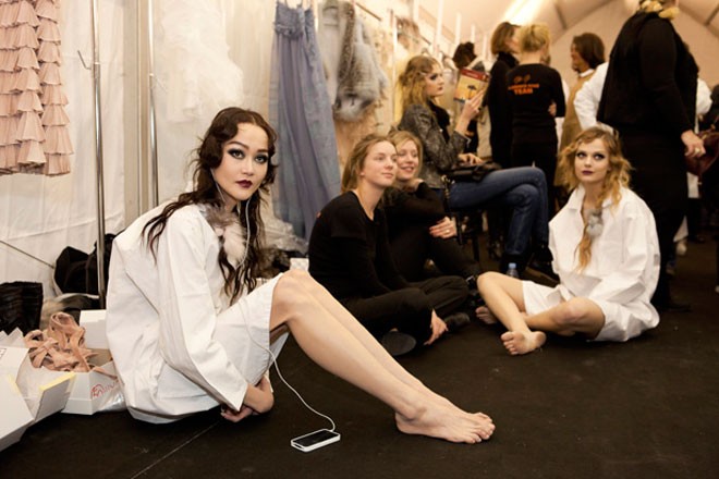 Hậu trường ăn vội, ngủ vạ vật của mẫu quốc tế - 7