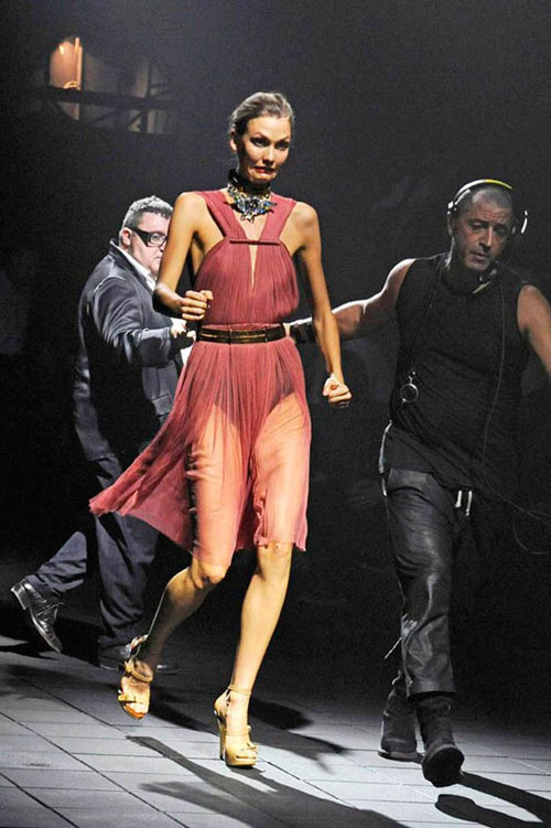 Hậu trường ăn vội, ngủ vạ vật của mẫu quốc tế - 16