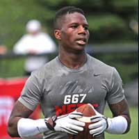 Thể thao - Mâu thuẫn, cầu thủ hạ gục đối thủ bằng 1 đấm