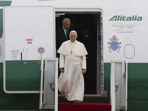 Hàng không giá rẻ chở Giáo hoàng Francis gây sốt - 1