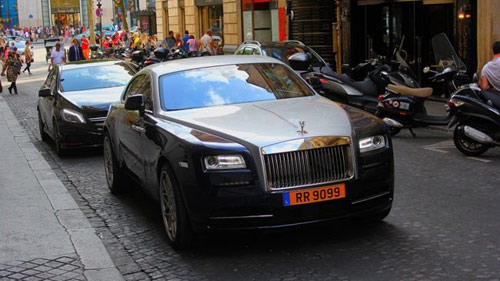 Samuel Eto’o "cưỡi" Rolls-Royce siêu sang dạo phố - 1