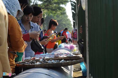 Chợ công nhân sau hàng rào sắt ở Sài Gòn - 9