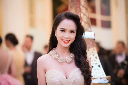 Đan Lê gợi cảm "bắt cặp" với danh thủ Hồng Sơn - 9