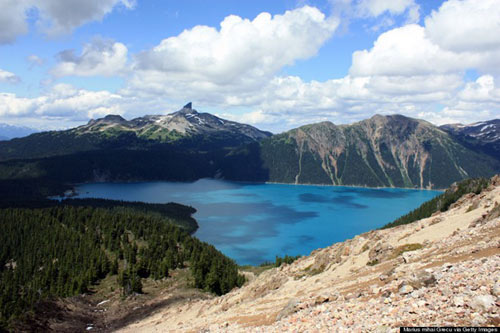 Hồ núi lửa đẹp như tiên cảnh ở Canada - 1