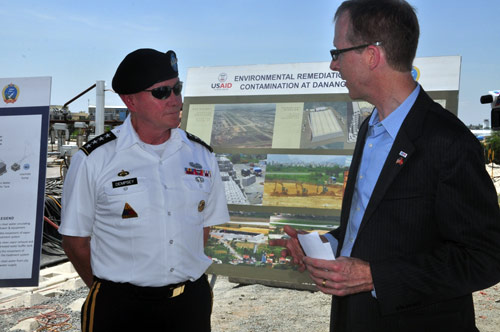 Tướng Mỹ thăm khu tẩy rửa dioxin tại Đà Nẵng - 1