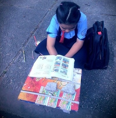 Cô bé vừa học vừa bán vé số lề đường ở Sài Gòn - 1