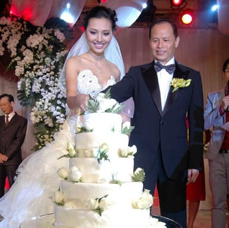 Những cặp đôi lệch nhau hơn 20 tuổi trong showbiz Việt - 6