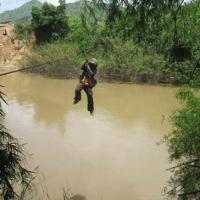 Tin tức trong ngày - Đu dây cáp qua sông, một phụ nữ rơi từ độ cao 10m