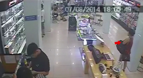 Video: Cô gái “chôm chỉa” điện thoại cực tinh vi - 2