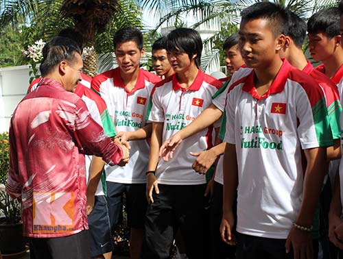 Đại sứ Việt Nam tại Brunei động viên U19 VN - 1
