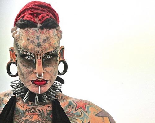 Rùng mình vì các "quái nhân" thích hành hạ cơ thể - 11