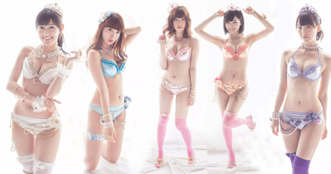 AKB48 là một nhóm nhạc nữ thần tượng nổi tiếng nhất Nhật Bản. Nhóm có tới 82 thành viên, chia thành nhiều nhóm nhỏ. Mới đây, một số thành viên đã thực hiện bộ ảnh bikini gợi cảm khiến người xem khó rời mắt.
