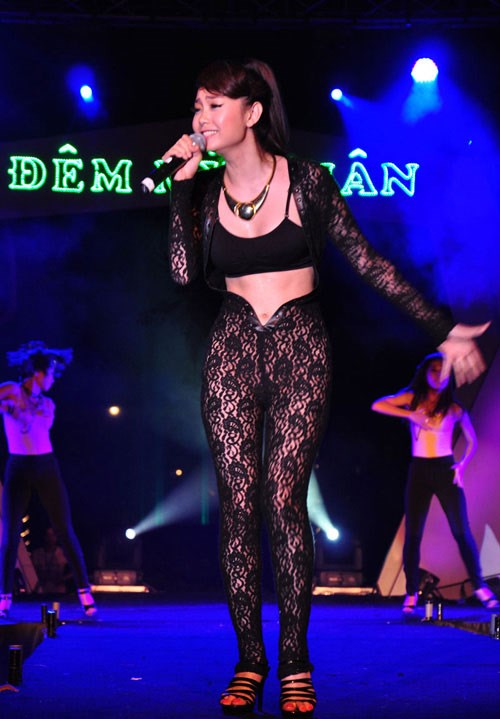 Nữ ca sĩ Việt đua nhau "lột xác" bằng hình tượng nóng bỏng - 18