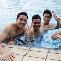 Bóng đá - HLV U19 VN trổ tài nhảy cầu khiến học trò “lác mắt”