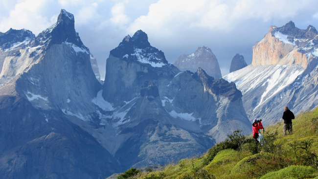 2. Công viên Torres del Paine ở Chile

Công viên Torres del Paine nằm giữa dãy núi Andes và thảo nguyên Patagonia ở miền nam Chile.&nbsp;Nơi đây&nbsp;là một tập hợp của&nbsp;những cảnh sắc tuyệt mỹ và đa dạng, từ núi non hùng vĩ, những thung lũng trải dài với hệ&nbsp;động thực vật phong phú&nbsp;đến các dòng sông băng, rừng rậm cùng vô số hồ và thác nước. Ở trung tâm của Patagonia, băng phủ trên đỉnh núi, trên cánh đồng và thậm chí, ở một số nơi, bạn còn có thể nhìn thấy băng phủ trên mặt biển, tạo nên một khung cảnh ấn tượng khó quên.&nbsp;
