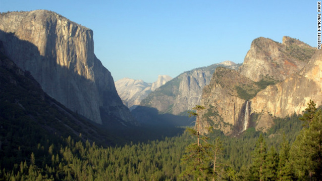 20. Đỉnh núi Yosemite, California (Mỹ)

Lần theo&nbsp;các tuyến đường được xây dựng bởi những người định cư Gold&nbsp;Rush - những người đã phát hiện ra vùng đất ngoạn mục này với những cánh rừng thông và những đỉnh núi đá granite từ những năm 1850, bạn có thể đi lại khám phá trong Vườn quốc gia để hít thở không khí dễ chịu, chìm đắm trong khung cảnh yên bình của rừng thông xanh mướt ở đỉnh núi Yosemite.
