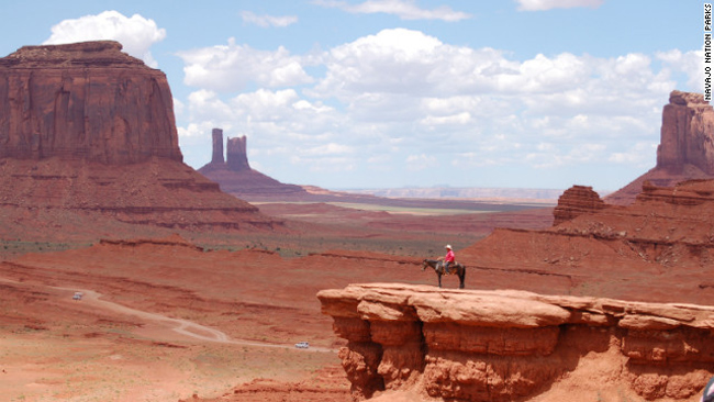 7. Thung lũng Monument, Mỹ

Những ngọn núi đá đỏ hùng vĩ và hoang dã nối giữa bang Arizona và Utah đẹp mê hoặc như trong những bộ phim cao bồi. Thung lũng Monument thuộc cao nguyên Colorado (Mỹ),&nbsp;đây là một thung lũng gồm rất nhiều các vách đá sa thạch&nbsp;to lớn có màu đỏ rực rỡ do ôxít sắt bám bên ngoài. Các vách đá&nbsp;nhô cao với nhiều hình dạng khác nhau do bị bào mòn bởi những con sông uốn khúc chảy quanh thung lũng,&nbsp;tạo nên những đường nét xoắn ốc độc đáo đầy vẻ nghệ thuật.&nbsp;Nền thung lũng là đất và cát từ những con sông lắng đọng lại.
