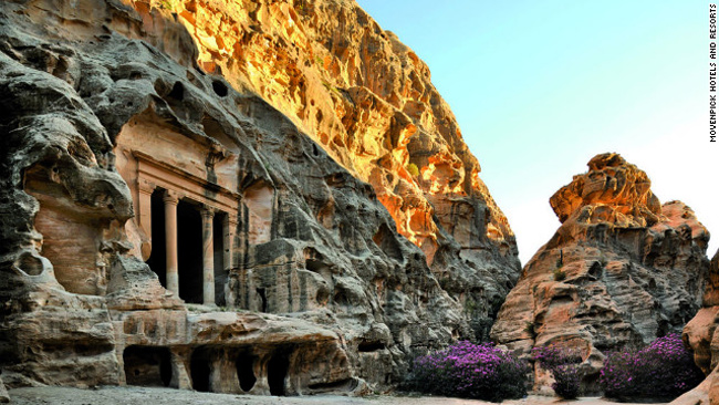 28. Thành phố đá Petra, Jordan

Năm 2014 là năm đánh dấu kỉ niệm 200 kể từ ngày phát hiện lại thành phố từng biến&nbsp;mất – Petra. Với cảnh quan hùng vĩ cùng lịch sử hơn hàng ngàn năm, nơi đây được xem là hòn ngọc quý của vùng Trung Đông.
