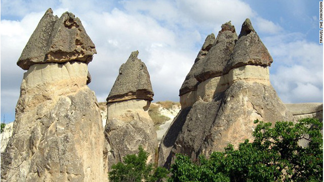 29. Ống khói cổ tích ở Cappadocia, Thổ Nhĩ Kỳ

Cappadocia là vùng đất nằm ở trung tâm Thổ Nhĩ Kỳ – nơi được bao phủ bởi những “ống khói cổ tích”. Thực chất, những ống khói này chính là đỉnh của ngọn núi lửa. Du khách có thể thông qua đó để đi xuống khám phá khu vực đầy bí ẩn phía dưới lòng đất.
