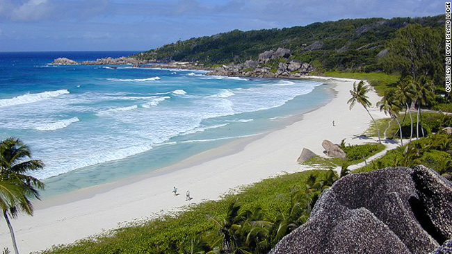 18. Bãi biển nguyên sinh ở quần đảo Seychelles

Khung cảnh hoang sơ, vắng vẻ với những bãi cát trắng sạch sẽ trải dài ở Seychelles sẽ chinh phục được cả những du khách khó tính nhất.&nbsp;Làn nước nông xanh trong, được chắn sóng bởi những rặng san hô đẹp tuyệt, sẽ là điều bạn mong đợi khi đến với quần đảo Seychelles. Đến đây bạn sẽ tha hồ bơi lội, lặn với ống thở nhìn ngắm đại dương, lướt sóng.
