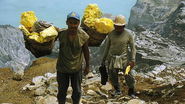 10. Miệng núi lửa Kawah Ijen, Indonesia

Miệng núi lửa Kawah Ijen&nbsp;chứa đầy lưu huỳnh, khi lưu huỳnh bốc cháy sẽ xuất hiện những ngọn lửa màu xanh khiến cho cảnh tượng nơi đây hết sức kỳ ảo nhất là vào ban đêm.
