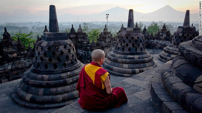 13. Bình minh ở Borobudur, Indonesia

Ngắm nhìn ánh mắt trời chiếu những tia sáng đầu tiên xuống hàng trăm bức tượng tháp là một trong những cảnh tượng yên bình và choáng ngợp nhất thế giới.&nbsp;Du khách muốn mục sở thị cảnh tượng này thường nghỉ lại làng qua đêm và dậy thật sớm vào sáng hôm sau.
