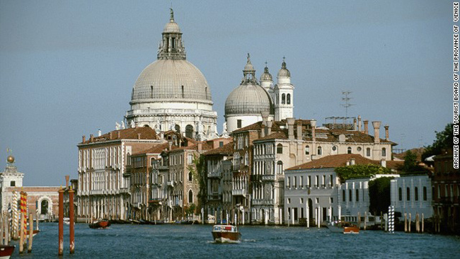 15. Santa Maria della Salute, Venice, Ý

Nơi đây đã trở thành nguồn đề tài bất tận cho không ít những nghệ sĩ trong thời kỳ phục hưng. Cầu Rialto, cầu Than Thở, quảng trường San Marco tráng lệ và nhất là bến sông Santa Maria Salute lung linh trong sương sớm. Muốn chiêm ngưỡng vẻ đep quyến rũ mê hồn này, hãy ngồi trên một chiếc thuyền gondola vào buổi bình minh tinh khôi.&nbsp;
