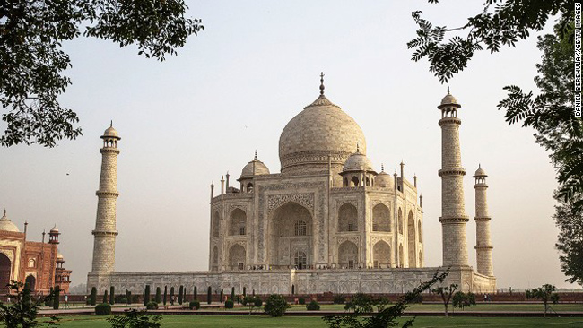 17. Đền&nbsp;Taj Mahal, Ấn Độ

Đây là một cảnh đẹp đã quá quen thuộc với toàn thế giới nhưng ai cũng muốn tận mắt chiêm ngưỡng một lần. Ngôi đền tình yêu đẹp nhất vào lúc hoàng hôn, khi khách du lịch đã vãn bớt và cái nóng cũng giảm dần.&nbsp;
