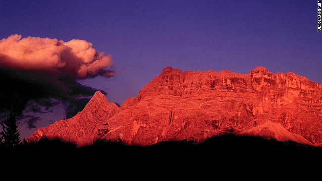 24. Hoàng hôn ở Enrosadira, Ý

Thưởng thức hoàng hôn ở Dolomites – một trong những nơi được công nhận là Di sản văn hóa thế giới của UNESCO – sẽ đem đến cho du khách những trải nghiệm kì thú.&nbsp;Vào lúc hoàng hôn, tại&nbsp;Dolomites&nbsp;xảy ra một hiện tượng thiên nhiên độc đáo được gọi là Enrosadira, hình thành cách đây 250 triệu năm, thuộc thời kỳ Băng hà. Mỗi tối, đỉnh núi có những màu sắc đẹp khác thường, bắt đầu từ màu vàng tươi rồi chuyển sang màu đỏ tươi và tím trước khi bóng tối cuối cùng bao phủ những ngọn núi. .
