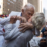 Tin tức trong ngày - Ảnh ấn tượng: Tái hiện nụ hôn bất tử