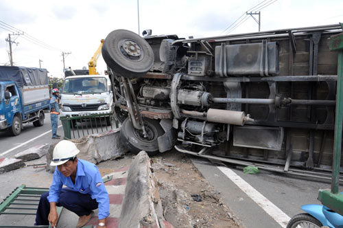 Ngã bất tỉnh vì... mải xem tai nạn - 1