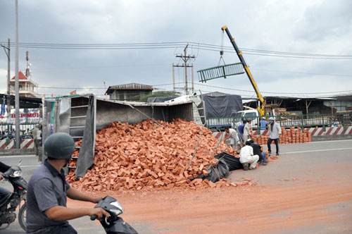 Ngã bất tỉnh vì... mải xem tai nạn - 2