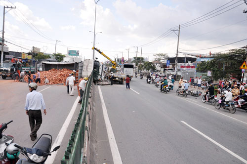 Ngã bất tỉnh vì... mải xem tai nạn - 3